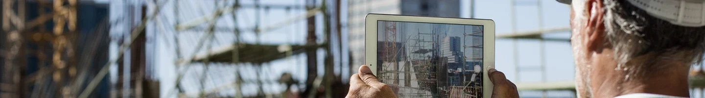 Golden Thread Training Banner 2 Construction professional holding a tablet to illustrate golden thread training